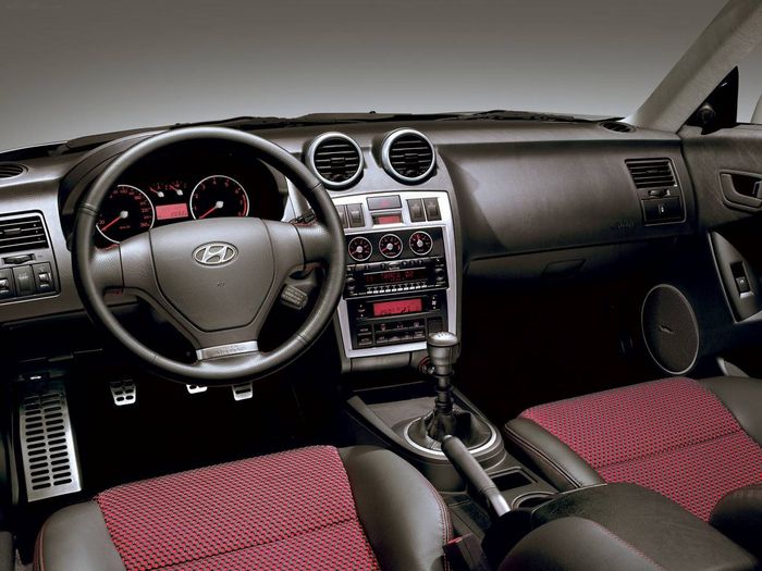2005 Hyundai Coupe. Hyundai-Coupe-Dashboard