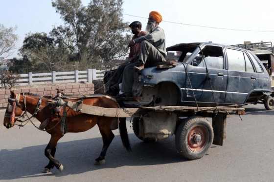 horse tow truck 560x373 Inde : Quand les Suzuki/Maruti deviennent  non polluantes ! 