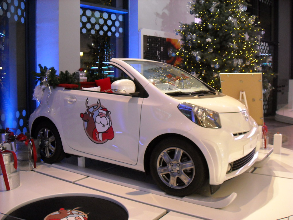 Aux ChampsElysées le Rendezvous hybride de Toyota avec le Père Noël