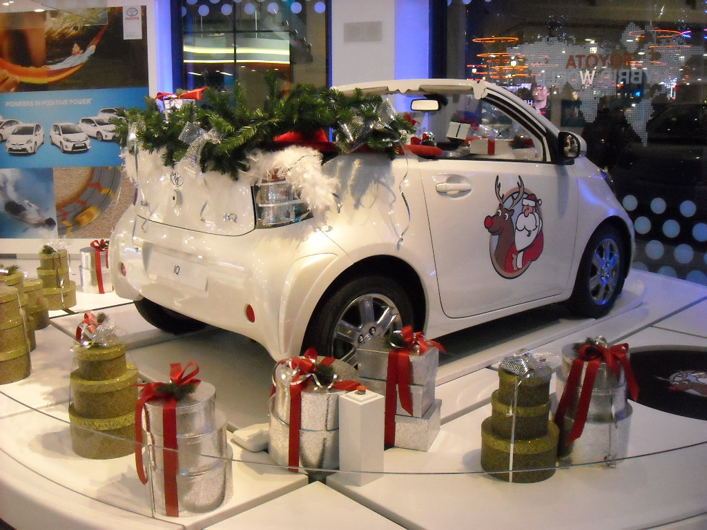 Aux ChampsElysées le Rendezvous hybride de Toyota avec le Père Noël