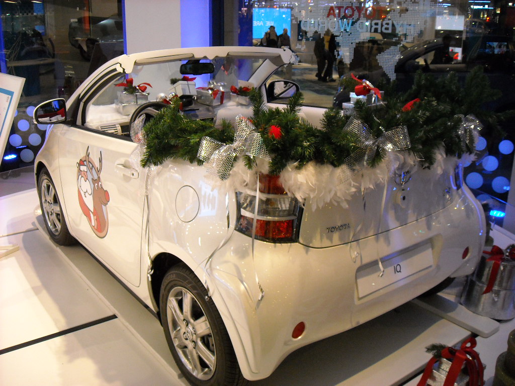 Aux ChampsElysées le Rendezvous hybride de Toyota avec le Père Noël