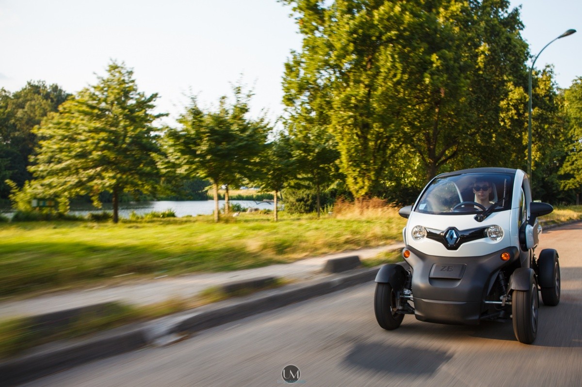 E-GUIDE.RENAULT.COM / Twizy / Laissez vous aider par les technologies de  votre véhicule / FREIN À MAIN