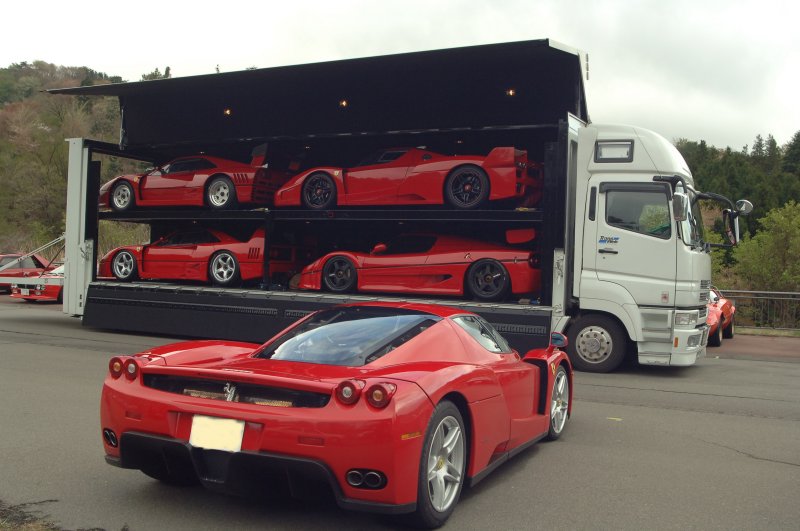 Un Camion de transport de véhicules Ferrari