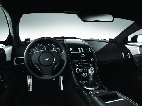 Intérieur d'une Aston Martin équipée du BeoSound DBS