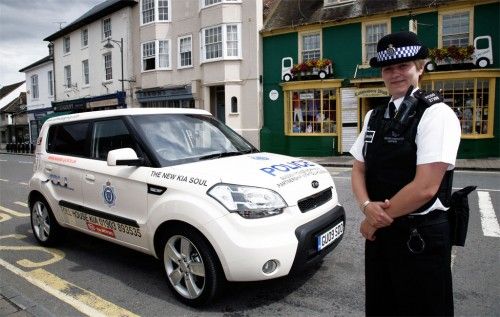 british-police-of-Sussex-go-on-patrol-with-kia-soul