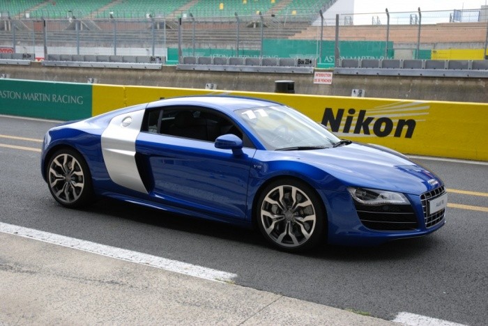 audi-r8-v10-bleu