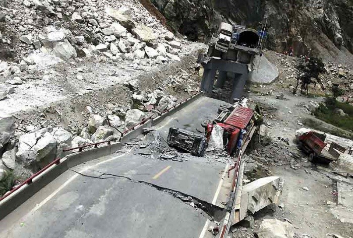 Route et pont après un tremblement de terre
