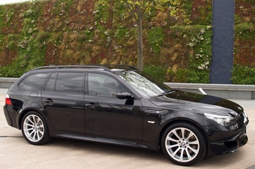 Black_M5_E60_touring_side