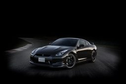 2011-Nissan-GT-R-SpecV-1