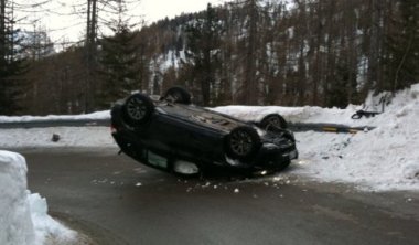 car_crash_bmw_x5m_flips_upside_down_01