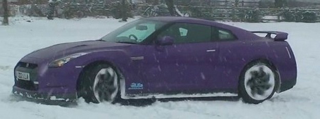 Une GT-R violette sous la neige