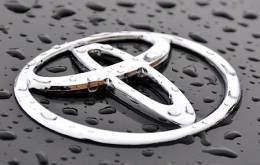 logo toyota sous la pluie