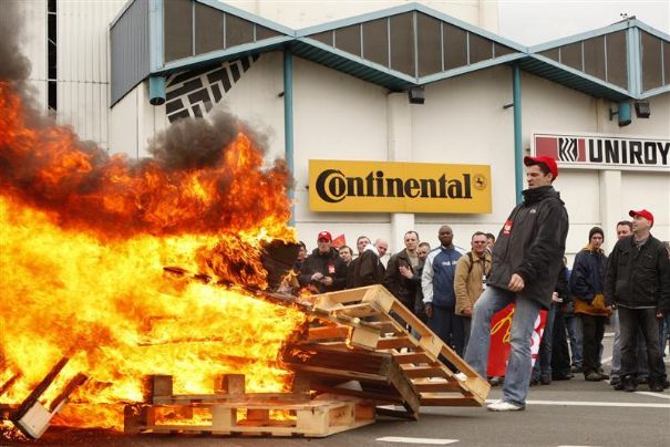 employees-at-continental-factory-stand-around-a-bonfire-as-tyres-burn-in-the-courtyard-in-clairoix_47