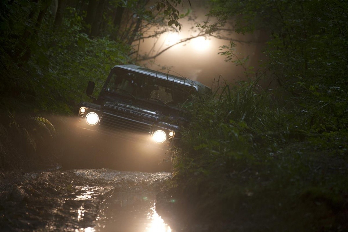 Land-Rover-Defender-2013