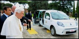 Une-Renault-Kangoo-ZE-offerte-au-pape-a-Castel-Gandolfo