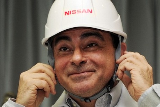 Carlos Ghosn - PDG de Nissan pour 10.5 millions d'euros par an aime porter le casque des ouvriers japonais