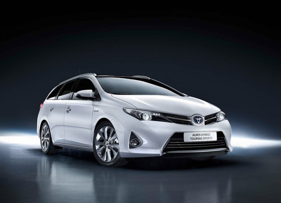 Toyota-Auris-Hybrid-Touring-Sports