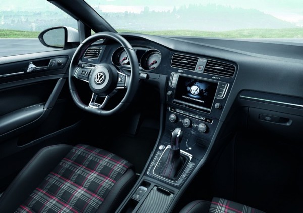 Volkswagen_Golf_GTI.5