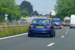 BMW sur l'autoroute