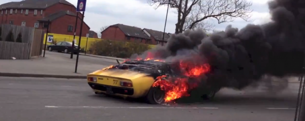 Lamborghini Miura en feu