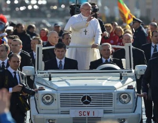Pape François en Mercedes Classe G