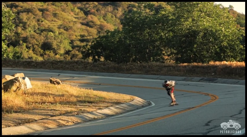 la Nissan Skyline GT-R et le skateboarder