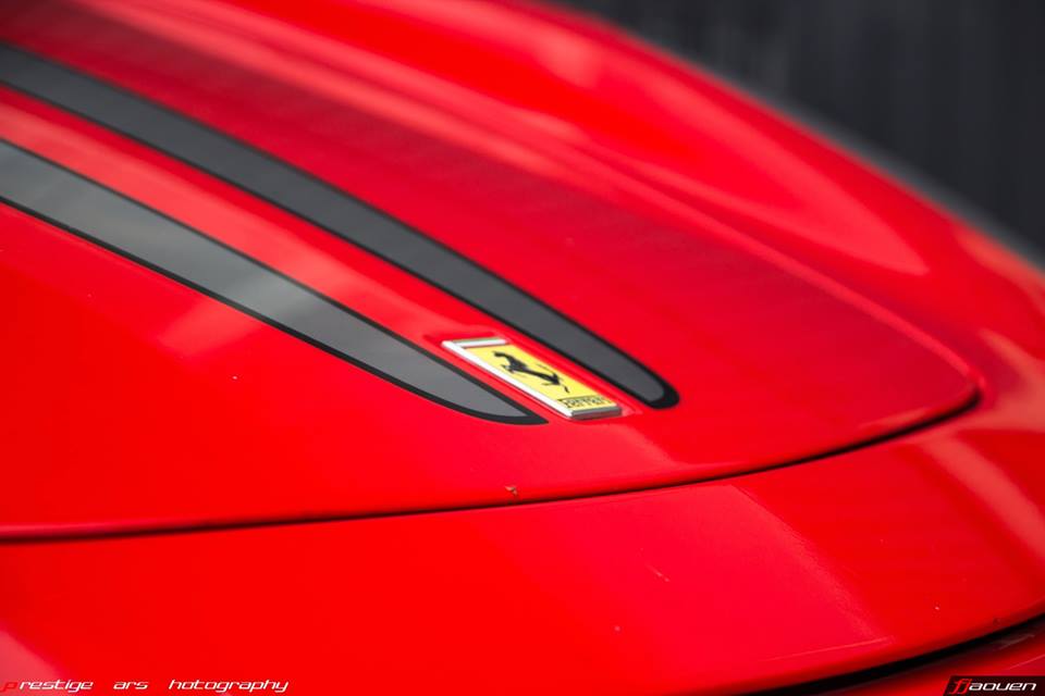 FJ et logo Ferrari