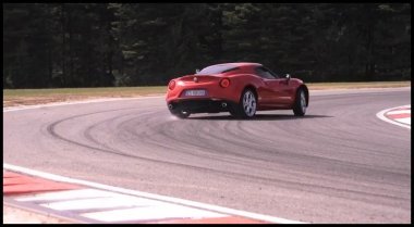 Chris Harris teste l'Alfa Romeo 4C