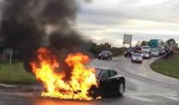 Tesla Model S en feu