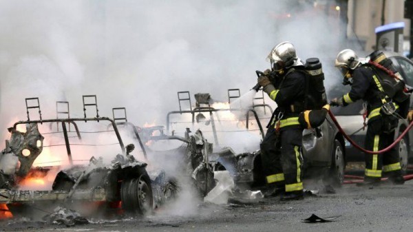 Autolib en feu à Paris dans le 11eme.0