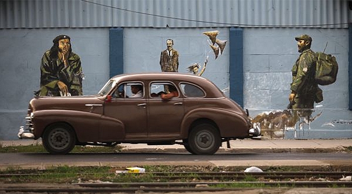 vieille-berline-americaine-passe-devant-un-panneau -de propagande-à-cuba