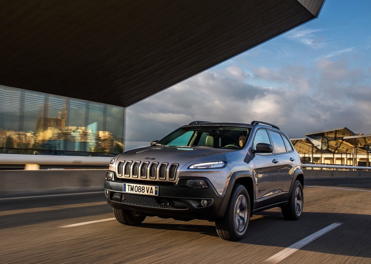 Jeep-Cherokee-2014-Euro-Spec_01