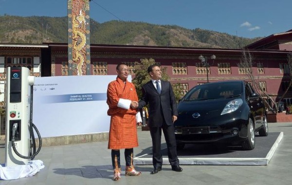 622344-le-pdg-de-nissan-carlos-ghosn-et-le-premier-ministre-du-bhoutan-tshering-tobgay-devant-la-voiture-el