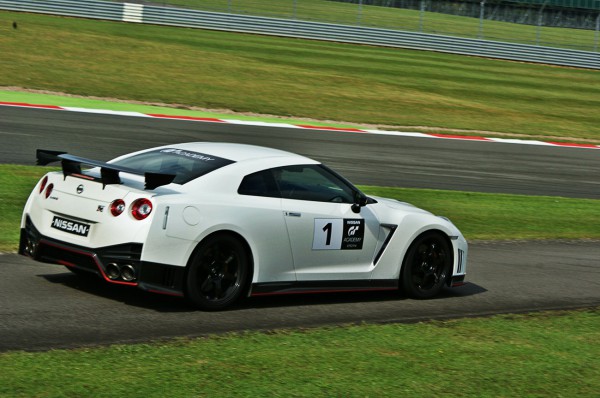 GT R Nismo 2014-1