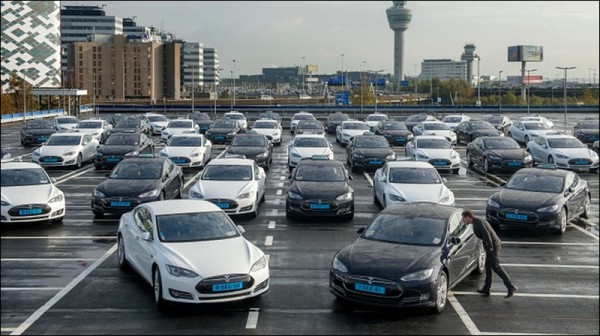 Aéroport d'Amsterdam Shiphol choisit Tesla Motors.1