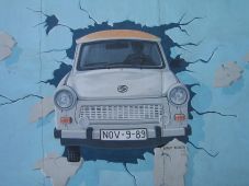 1200px-Trabi_on_the_wall