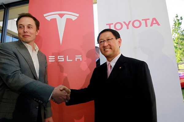 Tesla -Elon Musk et Akio Toyoda en 2010