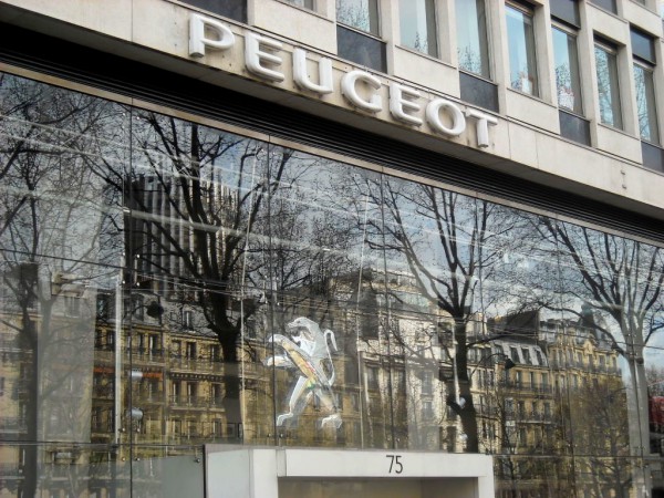 Peugeot quitte l'avenue de la Gde Armée.0