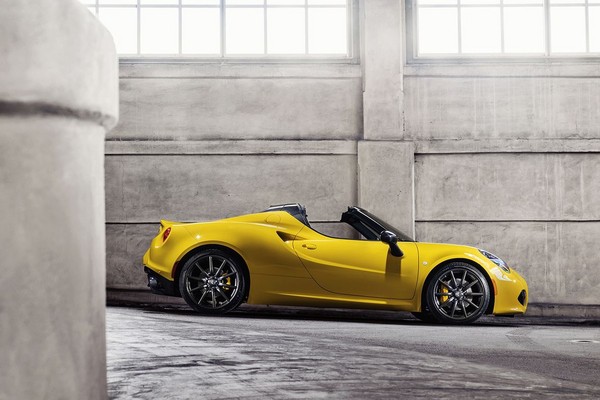 S7-Detroit-2015-Alfa-Romeo-presente-officiellement-le-4C-Spider-342065