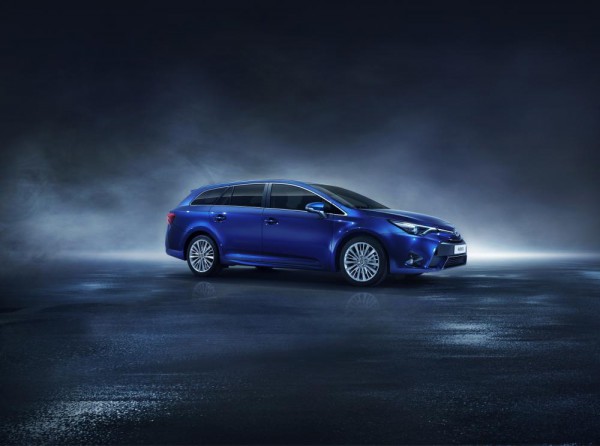zoom-toyota-avensis-restylee-2015-officiel