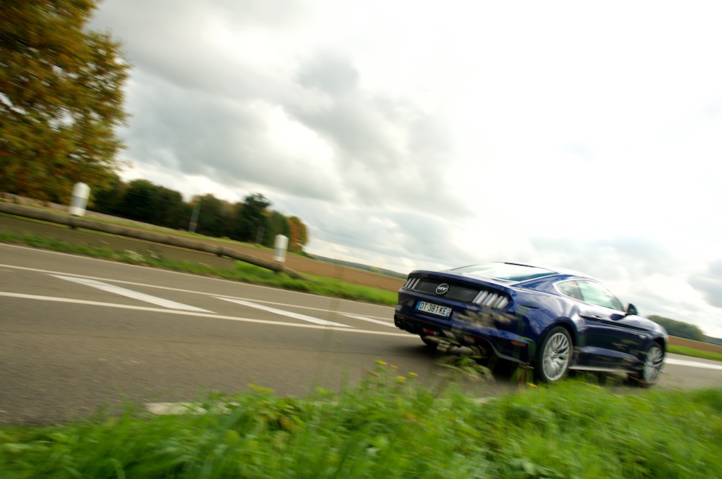 Que vaut la Ford Mustang avec moteur 4 cylindres et V8, boîte auto et  manuelle - Challenges