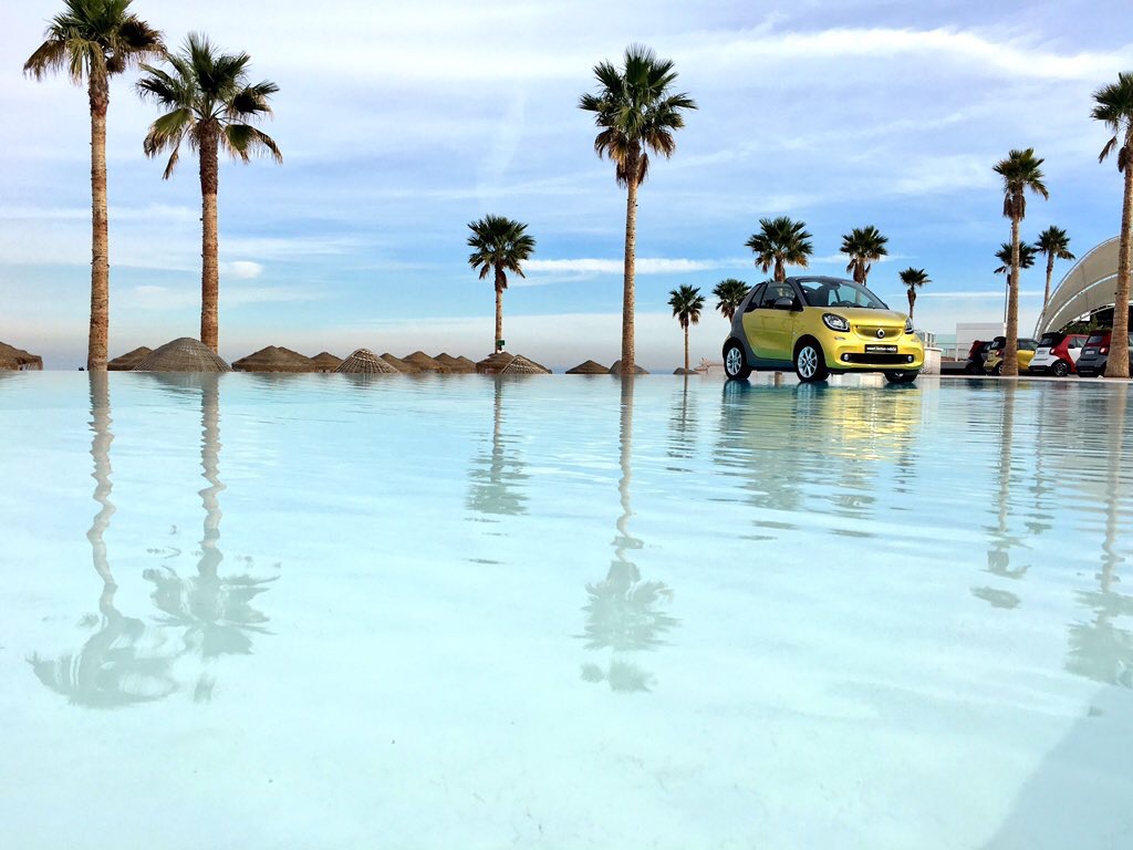 oui, Smart a trouvé une présentation originale pour sa voiture : la poser dans une piscine 