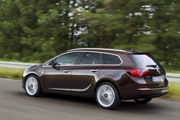 Opel-Astra-J-Sports-Tourer-2010