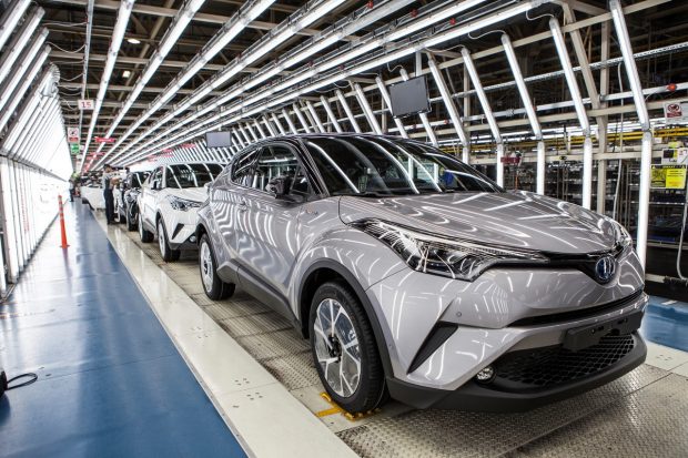 Ce mercredi 9 novembre, Toyota lançait la production du C-HR. Ce nouveau crossover compact devient le huitième modèle Toyota construit en Europe. En effet la ligne d’assemblage se fait au sein de l’usine Toyota Motor Manufacturing Turkey, à Sakarya en Turquie.