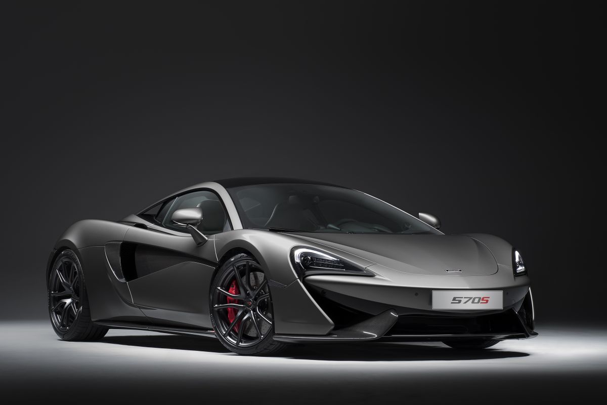 McLaren vient de présenter un "Track Pack" pour sa 570S. Au programme : une perte de poids de 25 kg grâce à une abondance de carbone, un meilleur appui aérodynamique et une télémétrie reprise des extrêmes P1 et 675LT (?). En revanche, aucun changement mécanique. Disponible pour £16,500 (prix français non communiqué) à partir de janvier prochain.