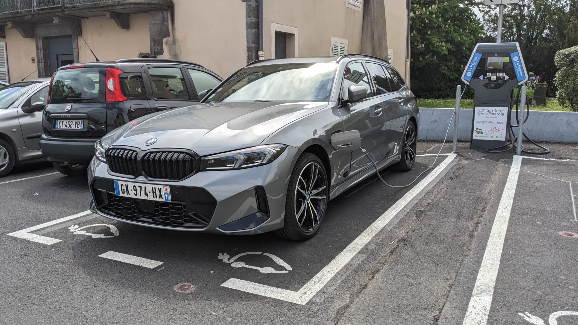 BMW 330e xDrive Touring charging