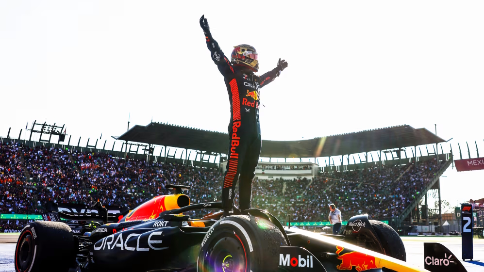 Verstappen à l'arrivée sur sa Red Bull, devant le public mexicain