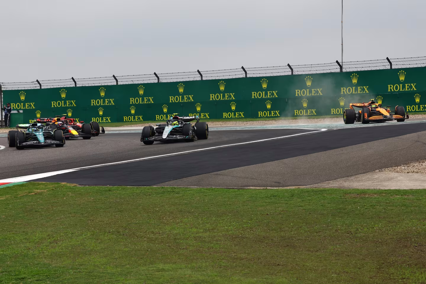 Norris a viré trop large au premier virage du sprint, laissant passer à contre-coeur Alonso, les Red Bull et les Ferrari