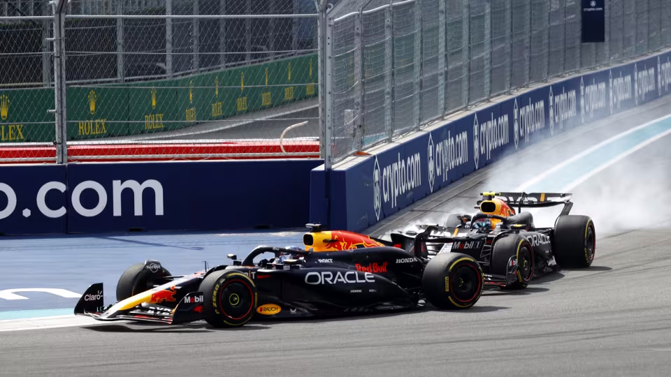 Gros blocage de pneus de Sergio Perez au premier virage, qui manque de percuter Max Verstappen