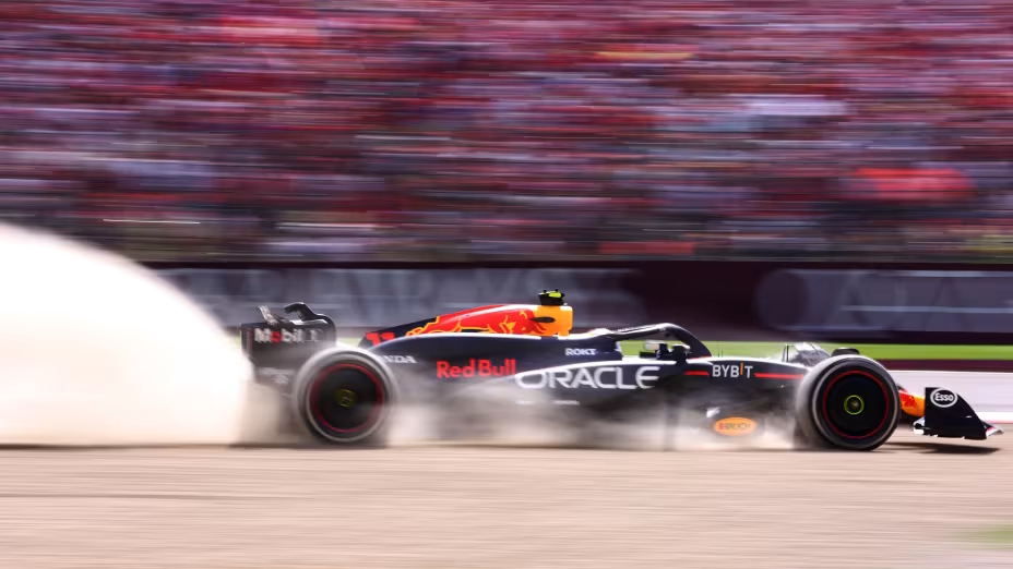 Sergio Perez a goûté aux graviers d'Imola en début de course, ce qui n'a pas facilité sa remontée